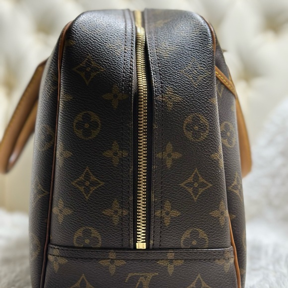 Louis Vuitton Deauville Monogram Handbag - Picture 5 of 16